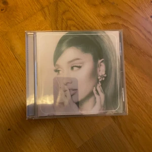 Ariana Grande CD - Positions cd 💿 knappast använd! Köp bundle med de andra skivorna i min profil!🩷🩷
