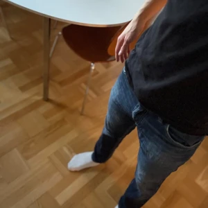 Blå jeans från Alberto - Säljer ett par klassiska blå jeansbyxor från Alberto med straight/slim fit.