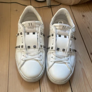 Valentino open rockstud - Riktigt fina opens i modellen rockstud, de är i mycket fint skick men de är lätt creasade och bak på hälen vid gumminitarna på ena sidan är de lite limmade som man kan se på sista bilden inget som påverkar användning alls och det är knappt märkbart. Skriv för fler bilder och ställ gärna frågor, priset är ej hugget i sten