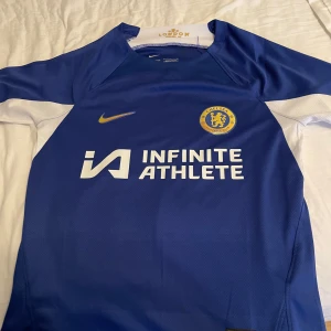 Chelsea FC hemmatröja Palmer 20 - Chelsea FC:s blå hemmatröja med Palmer 20-tryck på ryggen från året 23/24. Det är en helt ny och oanvänd rep i storlek S.