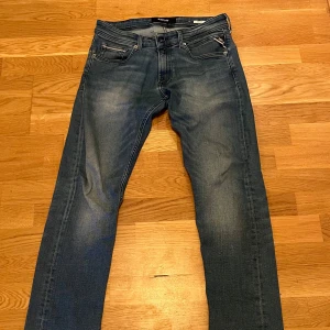 Replay Jeans - Tjena! Säljer nu mina feta replay jeans just för att dom inte kommer till användning. Inga defekter. Vänligen skriv om du har några funderingar. Pris kan diskuteras vid snabb affär.🙂