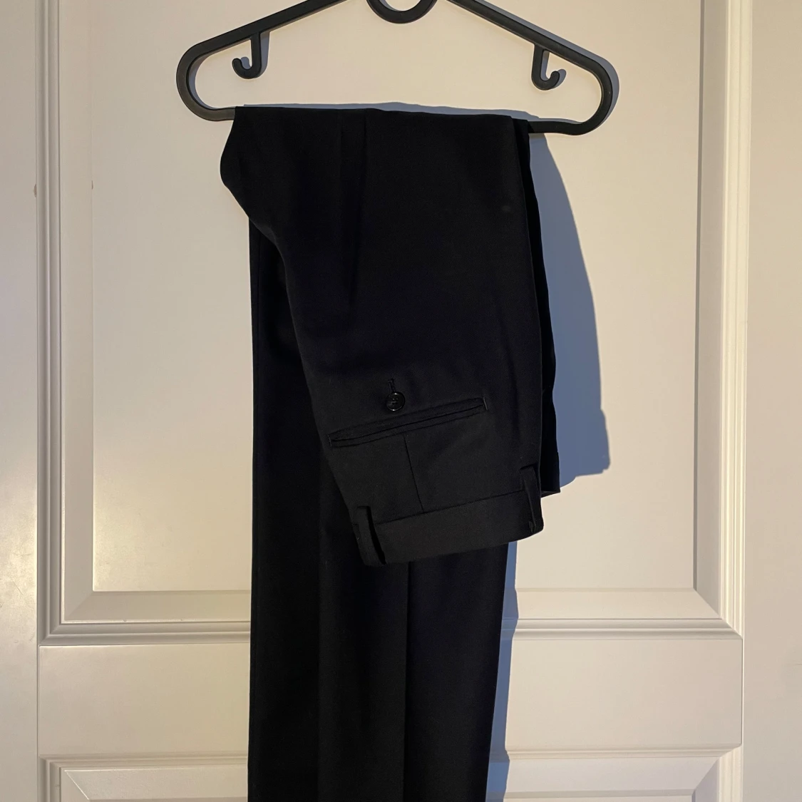 Mörkblå kostym med kavaj och byxor - 1