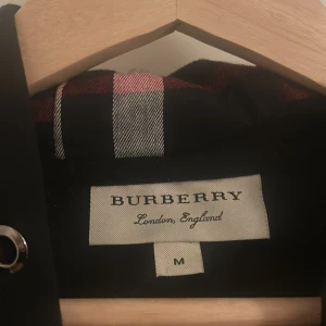 Burberry zip hoodie - Hej, säljer denna Zip hoodie ifrån burberry. Hoodien är i nytt skick och använd ett fåtal gånger med inga defekter eller liknade, inga problem med dragkedjan heller. Top kvalitet för ett väldigt bra pris som ej är hugget i sten vid snabb affär🙂snören är i nu men inte på bild