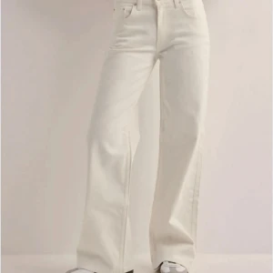 Vita Nelly jeans - Helt nya Low waist Loose jeans från Nelly, säljer då de tyvärr var för stora