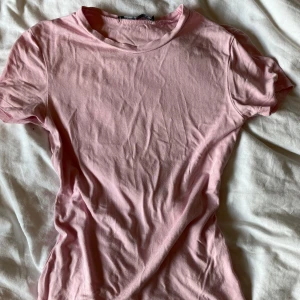  Rosa T-shirt - Säljer denna rosa t-shirt från lager 157! Bra skick och storlek xs