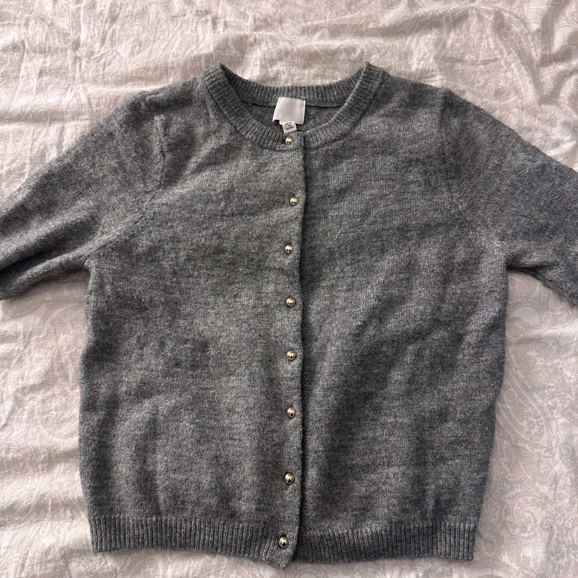 Grå kofta med pärlknappar