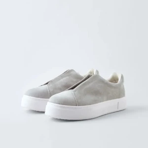 Eytys doja sneakers - Snygga eytys sneakers i modellen doja. De är gråa typ och är jättefina. Använda några gånger och de är i fint skick, syns att de är lite använda men inte alls mycket (skriv för bilder). Köpta för ca 2000kr i slutet av februari
