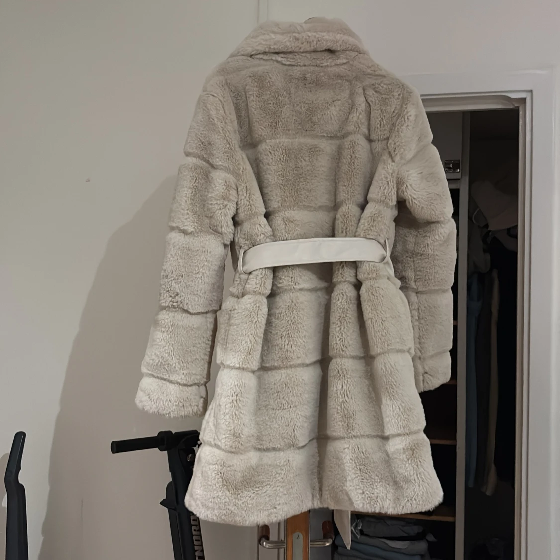 Beige pälsjacka från Amisu med bälte - 1