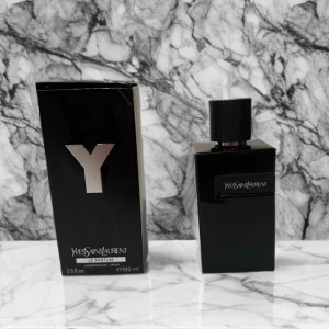 Yves Saint Laurent Y Le Parfum herrparfym 100 ml - Y Le Parfum från Yves Saint Laurent är en elegant herrparfym i svart glasflaska med silverdetaljer och logotyp på locket. Flaskan rymmer 100 ml och har en stilren, modern design. Perfekt för dig som gillar exklusiva dofter.
