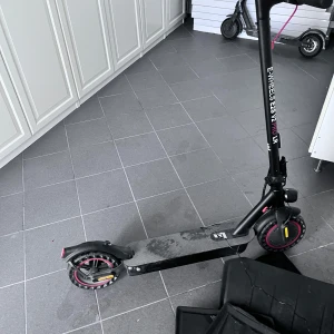 E-Wheels E2S V2 Pro LR elscooter - Säljer en svart elscooter av modellen E-Wheels E2S V2 Pro LR. Scootern har robust ram, röda detaljer på hjulen och en tydlig display på styret. Perfekt för smidig transport i stan. Använd 1 gång priset kan diskuteras 