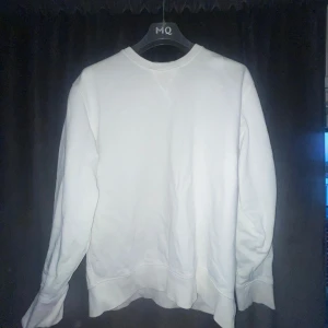 Vit sweatshirt med rund hals - Hej, säljer nu min  selected homme sweatshirt eftersom den ej passar mig längre! Condition är: 9/10 Hör av dig om du har några frågor!