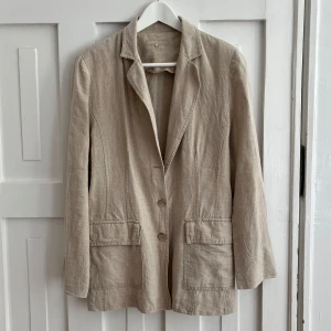 Beige linné kavaj / kappa - Säljer en jätte fin somrig beige linne kavaj/kappa från Kapphal 🏷️saknas en knapp.