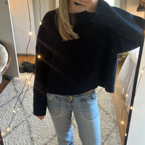 Mörkblå stickad tröja från Zara - Säljer en mörkblå stickad tröja från Zara. Använd 4-6 gånger 