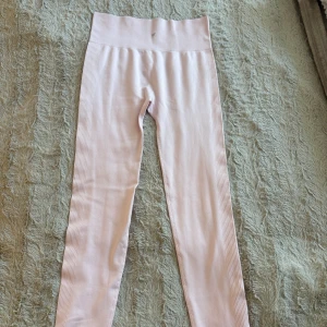 ROSA TRÄNINGSBYXOR - Rosa träningsbyxor som är helt oanvända köpt förra året på Primark. Jätte fina och fräsha. 