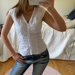 Weekday topp🩷 - Superfin🩷 storlek 38 passar s. Lite gult från deo under armen men inget man tänker på (se bilder)