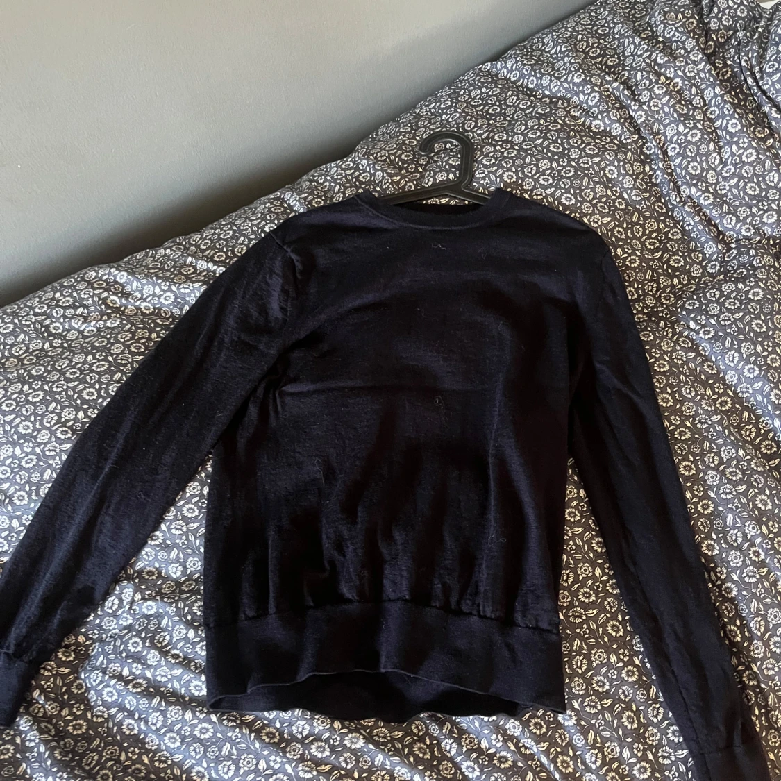 Svart stickad tröja i merinoull 