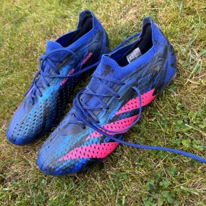 Adidas Predator PAUL POGBA LMDE - Säljer ett par Adidas Predator Accuracy PP.1 fotbollsskor i blått och rosa med svarta detaljer. Skorna har snörning och en rund tå, perfekt för fotbollsplanen. Mönster som ger extra grepp och kontroll. Orginal box finns.