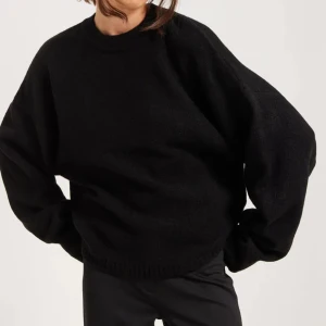 Populär Nelly Tröja - säljer min fina svarta sleeve focus knit från Nelly som inte tillverkas längre! ❤️ den är använd men bra omhändertagen, kontakta ifall du vill ha fler bilder! (lite grann nopprig men inget som syns)