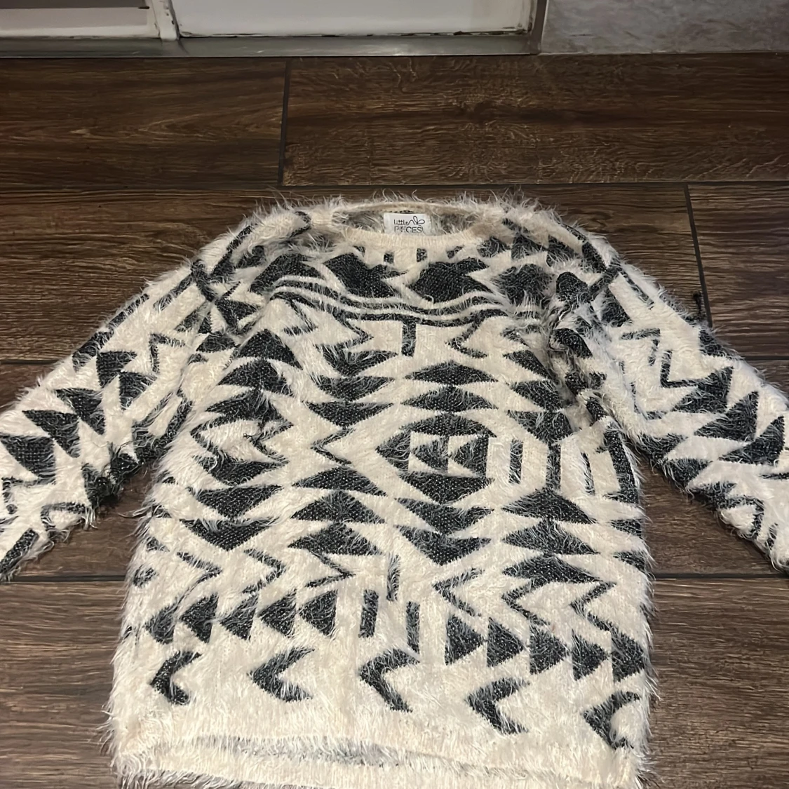 Vit och svart fluffig tröja med mönster