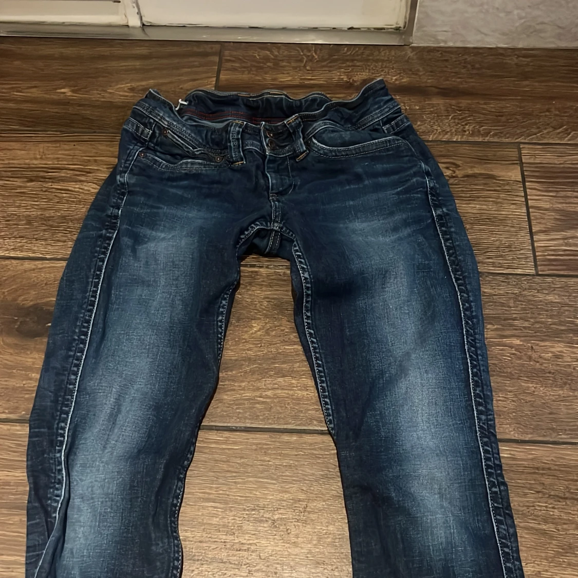 Low waist Mörkblå jeansbyxor med broderade bakfickor