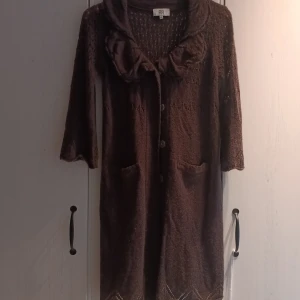 Kofta - Lila kofta köpt på Myrorna. Koftan verkar vara i bra skick! Jag skulle uppskatta storlekent till Small/Medium.