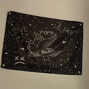 LIL PEEP FLAGGA  - Svart flagga med vita stjärnor och illustration av en fågel med texten 'Cry Baby', 'LOVE', 'MOM!!' och 'LIL PEEP'. Dekorativt motiv inspirerat av Lil Peep, perfekt för fans att hänga på väggen.