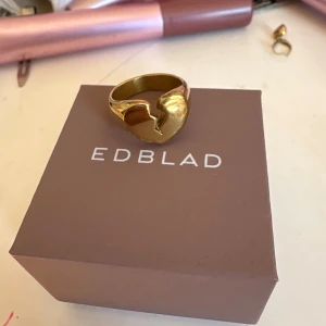 Guldfärgad ring med hjärtdesign - Snygg guldfärgad ring med ett unikt brutet hjärta som design. Perfekt för att ge en edgy touch till din stil. Ringen har en slät yta och en modern känsla.