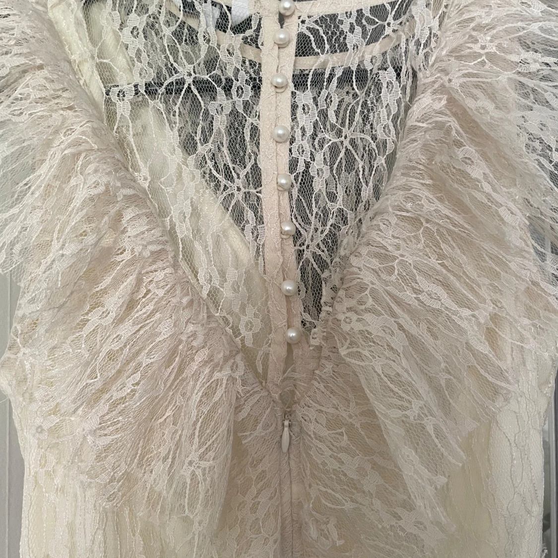 Intressekol Champagnefärgad spetsklänning från bubbelroom  - 3