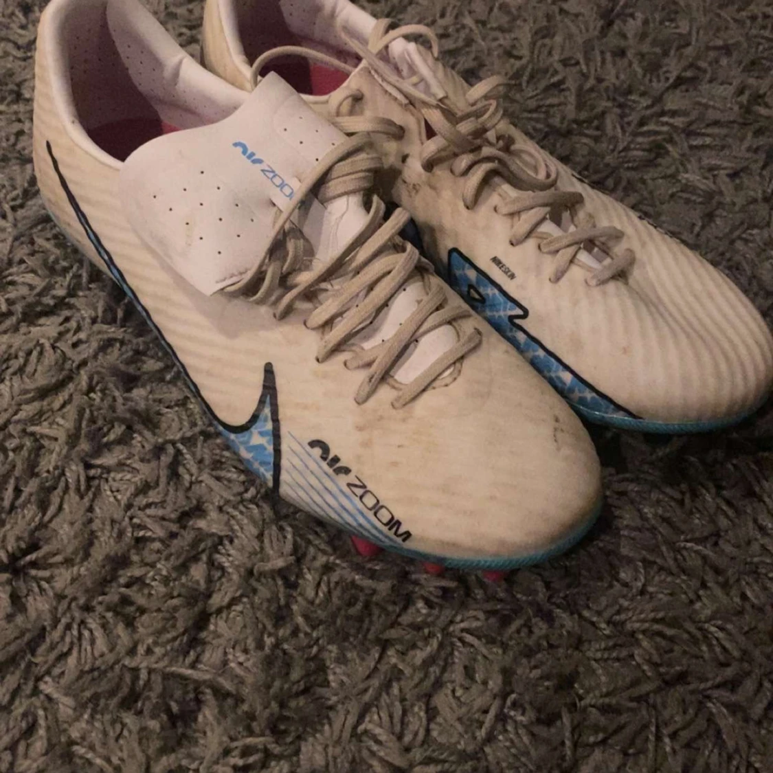 Nike Air Zoom fotbollsskor i vitt och blått