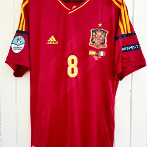 Xavi - Spanien EM 2012 - Säljer en klassisk fotbollströja, Xavis matchtröja från VM-finalen 2012 när hans Spanien vann över Italien och blev Europamästare. Tröjan är en remake i nyskick och har finalen och datumet inskrivet på bröstet (samma text som Xavi hade på sin tröja under finalen).     Large, lite större i storlek än normalt.  Skickas inom 24 h. #fotboll 