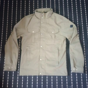J Lindeberg Bailey Pocket Field Jacket  - Hej! säljer nu min jättefina J Lindeberg Field Jacket för att den tyvärr börjar bli för liten, den är i otroligt bra skick, dem enda defekterna som finns är att de finns 2-4 fläckar på jackan men om man vill så kan jag ta bort dem innan man köper. Den är i en jättefin grön färg. Skick ,9/10. Köpt helt ny k J Lindeberg butik för 3400 SEK. Tveka inte att skriva vid frågor och funderingar!😀🤝