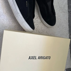 Svarta sneakers från Axel Arigato - Säljer ett par svarta sneakers från Axel Arigato 