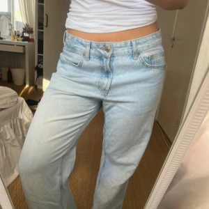 Ljusblåa raka jeans - Säljer ett par ljusblå jeans med rak passform . Jeansen har klassisk femficksdesign, gylf med dragkedja och knapp samt bälteshällor. Perfekta för en avslappnad och trendig look.
