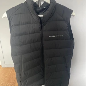 Sailracing Väst - Denna fick jag för ungefär två år sedan och har aldrig använts. Original pris kostar den 1200. Väldigt bra skick