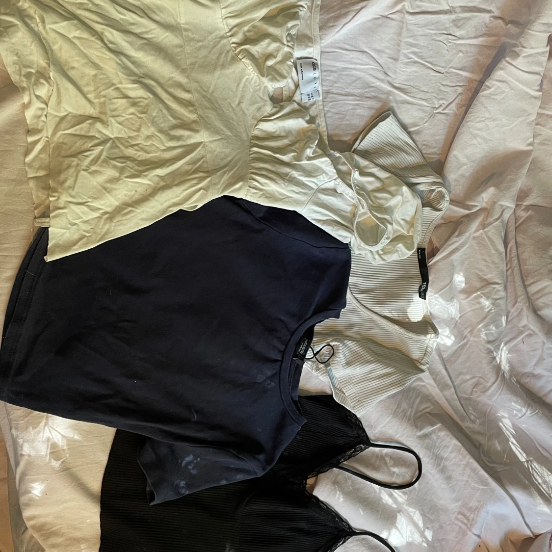 toppar i olika färger och modeller