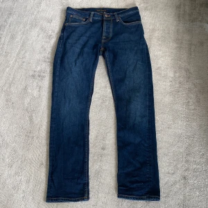 Nudie Jeans Grim Trim - Säljer dessa Grim Trim jeans från Nudie i storleken 31/30! Inget tecken på användning och inga defekter! Pris ej hugget i sten, hör gärna av dig med frågor eller funderingar!🙌 