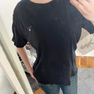 Gant T-shirt  - Svart GANT T-shirt. Perfekt basplagg till garderoben. Storlek 176 ungefär M skulle jag säga. Skriv vid frågor! 🤗💗
