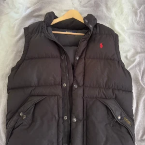 Ralph Lauren Väst - Gammal modell av Ralph Lauren västen. Använd men inga slitage, bara en liten fläck på baksidan.