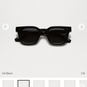 Svarta solglasögon med bred båge - Stilrena svarta solglasögon med bred, fyrkantig båge och mörka glas. Perfekta för att ge en cool touch till din outfit. Passar dig som gillar klassisk och trendig stil. 