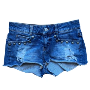 Vintage y2k Blå jeansshorts med nitar - Jeansshorts med nitar. Passar en XS. Midjemått rakt över: 34 cm. 