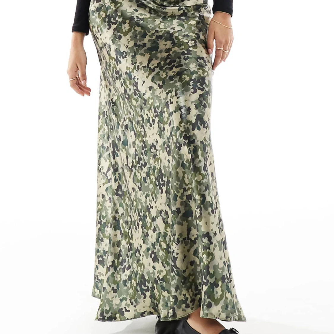 Camo-mönstrad långkjol i satin - 3