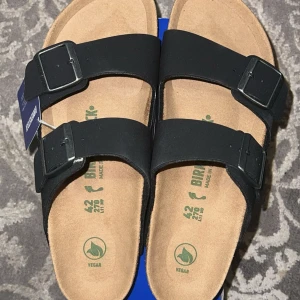 Birkenstock Sandaler Arizona - Ett par svarta Birkenstock sandaler, perfekta för sommaren och riktigt sköna att gå i. Oanvända. Inga orealistiska prisförslag!