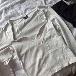 Långärmad topp från Gina Tricot - Säljer en vit långärmad topp med slits i ärmarna från Gina Tricot, den har en fyrkantig ringning och har soft touch material. Den är lite kortare i modellen. Har knappast använt den så den är i bra skick. Skriv privat för mer bilder💗