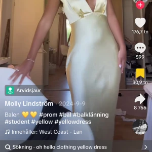 Ljusgul långklänning. Intressekoll!! - Elegant ljusgul långklänning i satin med djup v-ringning och öppen rygg. Klänningen har breda axelband och en snygg detalj med utskärning i ryggen. Perfekt för balen. Helt ny med prislappen kvar😍