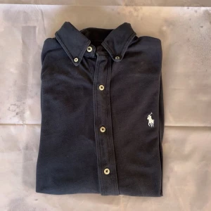 Ralph lauren skjorta - Hej! Säljer denna riktigt fräscha Ralph lauren skjorta köptes i sommras i Oslo skick 8/10 skriv vid frågor eller funderingar!😃