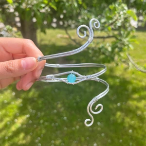 Armcuff  - 🌸Går att böja ut eller in för att få din perfekta passform 🌺 🌸Finns både i silver och guld✨  Gör även customs!! Skicka in bild eller din idé så kan vi nog säkert lösa det 🥰