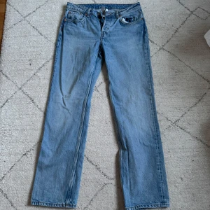 Blå raka jeans ”Pin” från Weekday - Klassiska blå jeans från Weekday med raka ben och fem fickor. Byxorna har normal passform och är tillverkade i slitstarkt denim. Perfekta till vardags för en avslappnad stil. Skriv privat för fler bilder 🩷