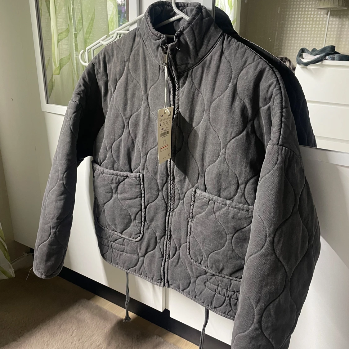 Grå quiltad jacka från Zara - 1