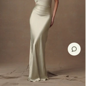 Helt ny balklänning i satin - Balklänning får meshki i färgen sage modellen heter Esther och är slutsåld på deras hemsida. Helt oanvänd med lappar kvar. Nypris 2000 inklusive frakt och tull, mitt pris 900 kr🩷