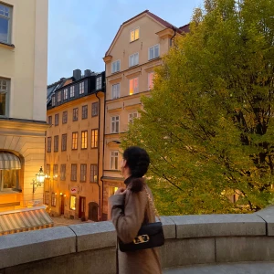 Brunrutig kostym från H&M - Säljer en brunrutig kostym från H&M i storlek XS. Kostymen består av en dubbelknäppt kavaj med klassisk krage och matchande byxor med lätt utsvängda ben. Perfekt för dig som gillar en stilren och trendig look. Använd bara två gånger. 